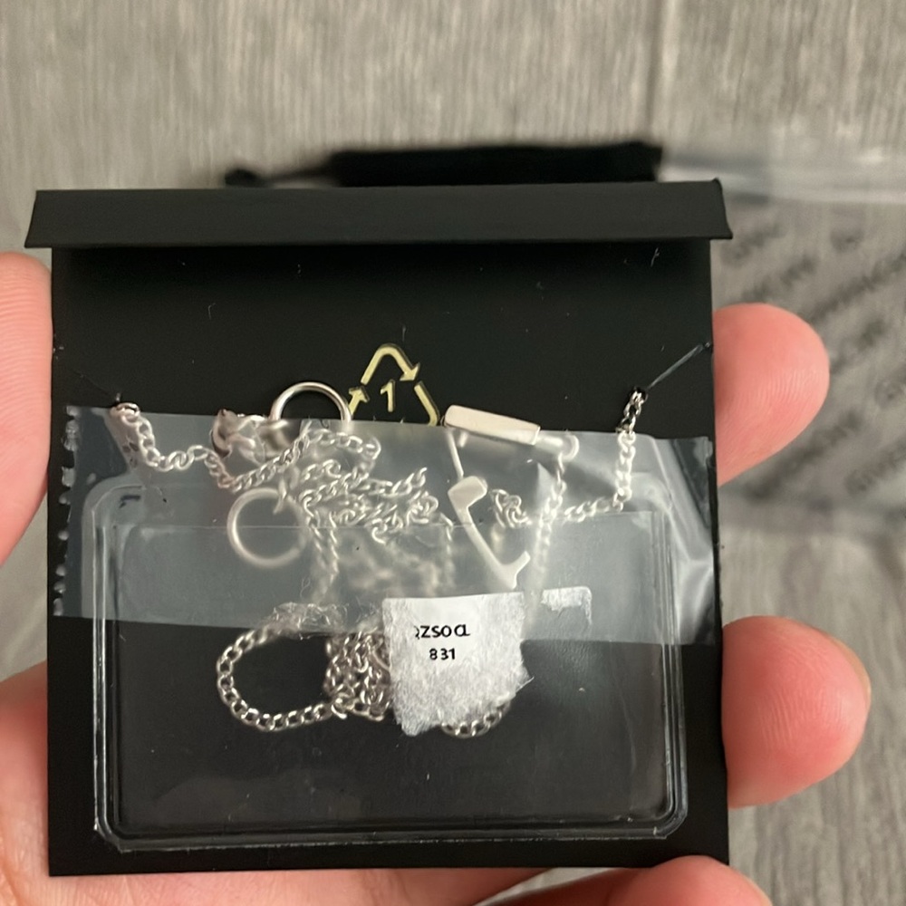 Givenchy necklace - Picture 4 of 14
